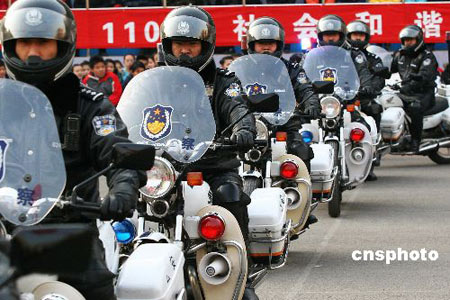 北京骑警向学生展示摩托车队列车技