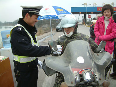 返乡“摩托车族”感受“温情驿站”
