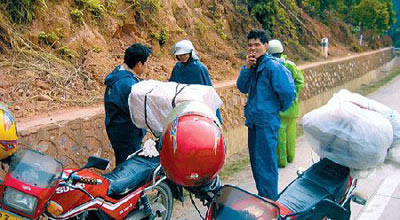 开着摩托车　农民工结伴回家过年去