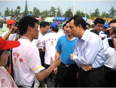 团中央书记处第一书记陆昊看望鑫源越野“轻骑兵”