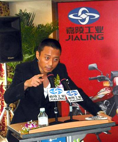 张涵予为摩托车品牌代言 睿智硬汉形象受青睐