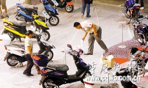 摩博会今日开幕“女变形金刚”助阵