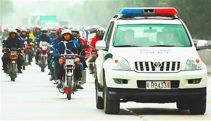 珠三角10万外来工骑摩托返乡 警车护驾