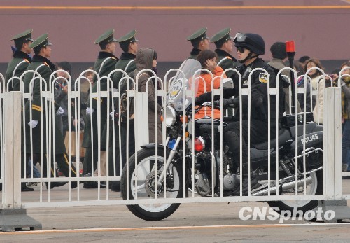 北京女子摩托骑警在天安门前巡逻