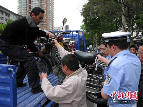兰州警方展开专项整治查扣违章摩托车逾800辆